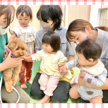 子どもと犬がふれあう様子